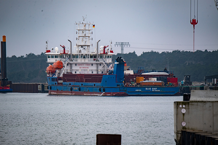 Сегодня утром открылся гуманитарный коридор в направлении Черного моря для безопасного выхода иностранных судов из порта Мариуполь