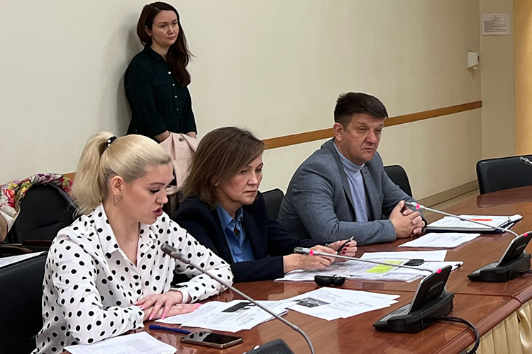 Зульфия Ахметова ( в центре): «Ситуация с наполняемостью полигонов критичная»
