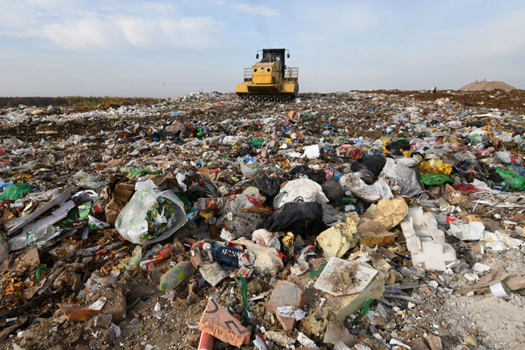 С декабря 2020-го городской мусор стали свозить на свободный участок полигона «Химическая», рассчитанный до конца 2022 года. После этого мусор снова будут хоронить на «Восточном»