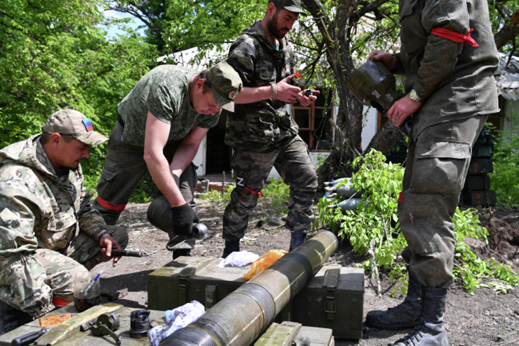 Подразделения Народной милиции ЛНР при поддержке российских военных продолжают развивать наступления по всей линии фронта, украинские военные покидают укрепрайоны, бросая технику и вооружение