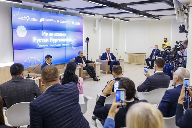 В Доме предпринимателя состоялась традиционная встреча президента РТ Рустама Минниханова с бизнесменами РТ по случаю Дня российского предпринимателя