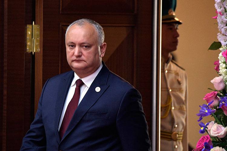 «Обыски у экс-президента Молдавии Игоря Додона и его задержание на 72 часа — это следствие его поражения на выборах президента, а также итог неуместной уступчивости оппонентам», — пишет «Друид»