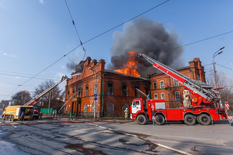Здание завода пострадало от пожара в 2018 году