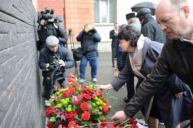 Когда дочь Сабирова закончила свою речь, присутствующие возложили цветы к памятной доске