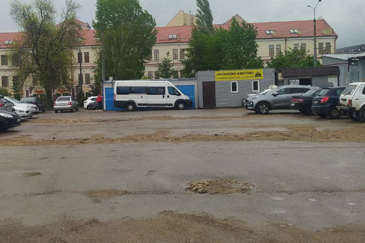 Место, несмотря на принадлежность к Вахитовскому району, выбрали такое, что прохожие туда не заходят, а от проезжей части территория парковки закрыта павильонами