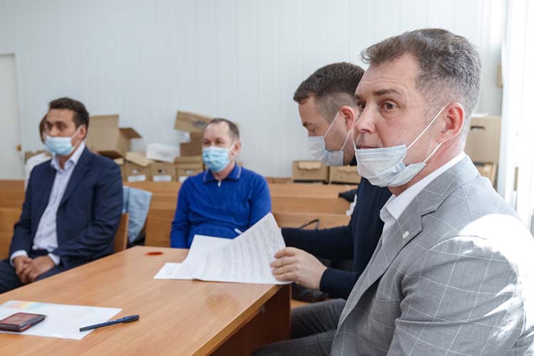 Интересы потерпевших представляют сразу два известных в Татарстане адвоката — Марат Мухтаров (второй справа) и Рамиль Ахметгалиев (справа)