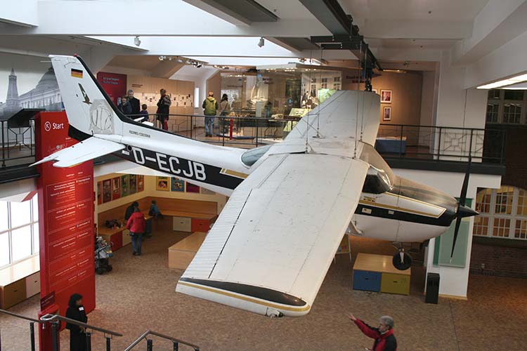 Самолет Cessna 172 , на котором Матиас Руст совершил свой знаменитый перелет из Финляндии в Москву в 1987 году. Сейчас он выставлен в Немецком техническом музее в Берлине