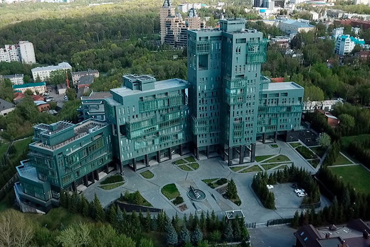 Открывает наш рейтинг на данный момент самая дорогая квартира Казани за 213 млн рублей — это 477 кв. м на 5-м этаже ЖК «Кристалл» по адресу Гоголя, 24