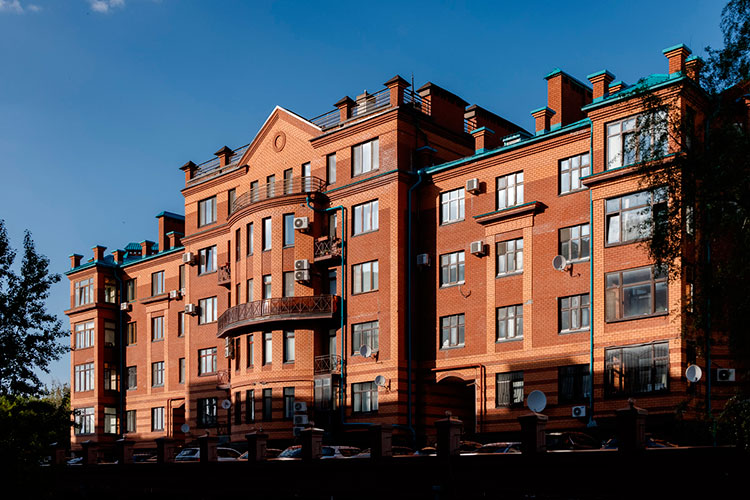 Уже не новенькую квартиру в доме 2003 года постройки на Тельмана, 23 продают за 93 млн рублей.