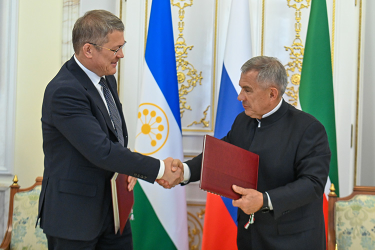 На отдельной встрече Хабиров и Минниханов подписали план мероприятий о сотрудничестве и документ об установлении границ между субъектами