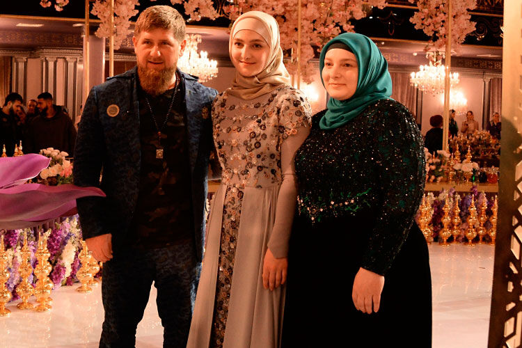 Есть среди губернаторов многодетные семьи. Безусловное лидерство у Рамзана Кадырова: с супругой Медни он воспитывает 10 своих детей, а есть еще и приемные