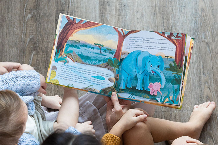 «В прошлом году совместно с федеральным издательством «Альпина Паблишер» выпустили детскую книгу «Обними меня» тиражом 3,5 тысячи экземпляров. Сейчас ее можно найти на прилавках книжных магазинов страны, на Ozon и  Wildberries»