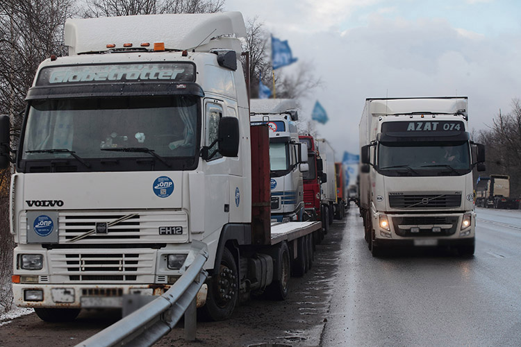 Правительство Казахстана запретило дальнобойщикам из Российской Федерации и Беларуси ввозить в страну товары из Европейского Союза