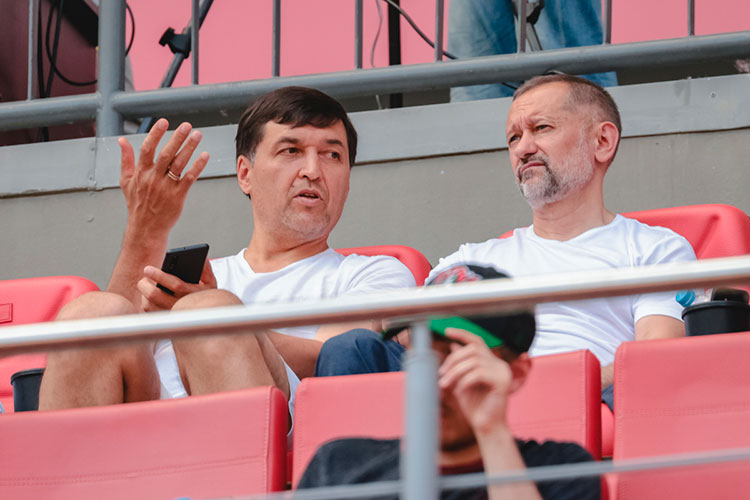 Летом 2021-го в «Рубине» неожиданно объявился бывший главный тренер «Нефтехимика» и молодёжки казанцев Юрий Уткульбаев (слева)