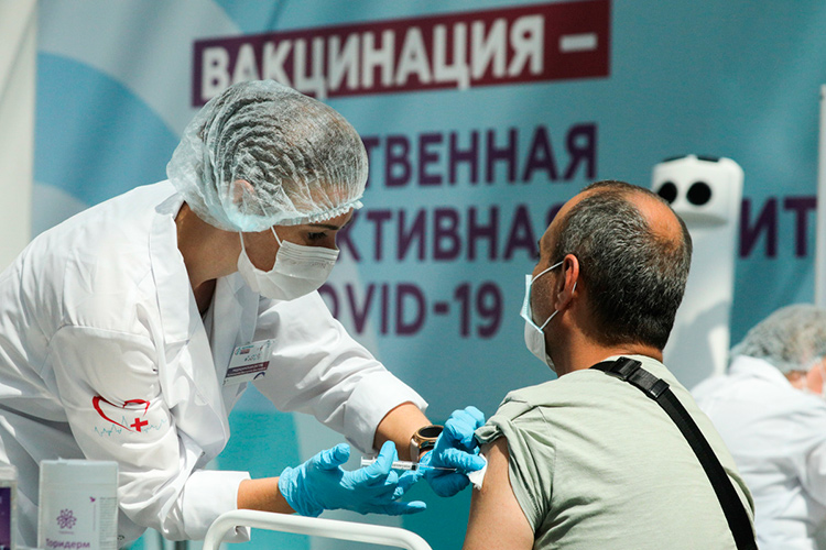 В категории 60+ вакцинированы 76,5%. Не пришли на повторную вакцинацию через 6 месяцев 1,2 млн татарстанцев