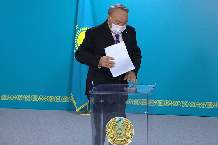 За Казахстан без «елбасы» и обезжиривание статуса президента и его родственников накануне проголосовал первый президент Казахстана Нурсултан Назарбаев