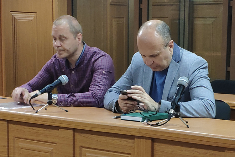 Почти полчаса адвокаты Дмитрий Рылов и Дмитрий Усков не отпускали следователя с трибуны, буквально заваливая его вопросами