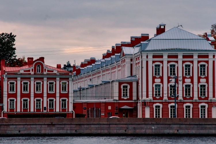На третью строчку в этом году поднялся Санкт-Петербургский государственный университет, как утверждают составители, благодаря показателям группы «образование»