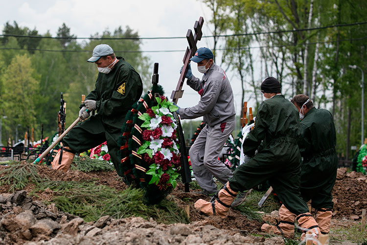 Источник «БИЗНЕС Online» указывает, что за все услуги бригада рабочих на кладбищах берет не меньше 20 тысяч рублей