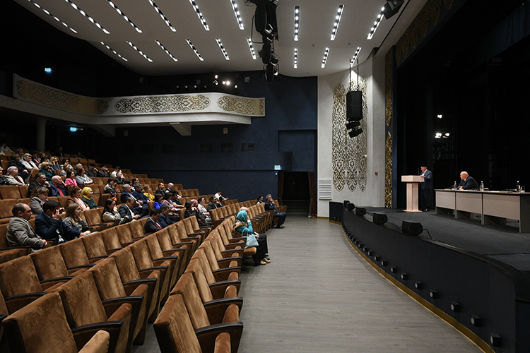 Учредительное собрание челнинского отделения Всемирного конгресса татар собрало в здании татарского драмтеатра более сотни человек