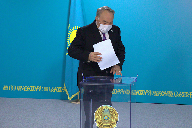 Одной из главных поправок стало исключение из конституции статьи, посвященной первому президенту Республики Нурсултану Назарбаеву