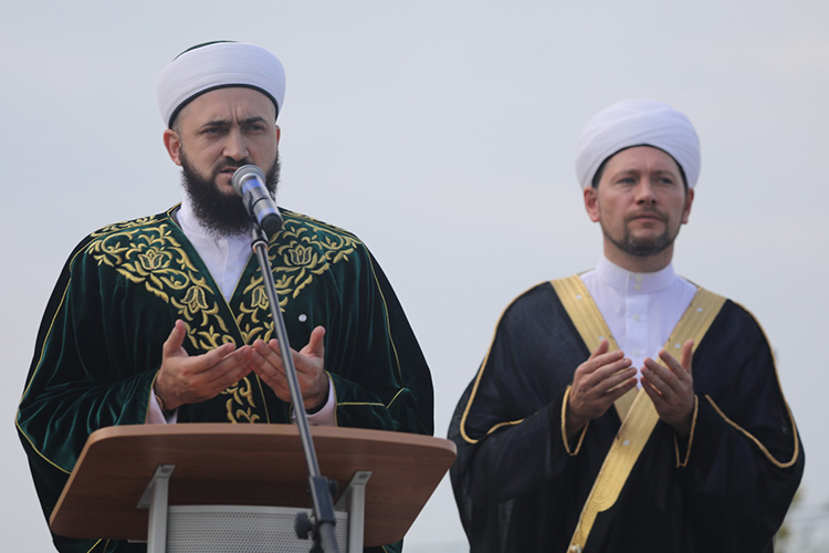 Началась церемония с чтения Корана муфтием Татарстана Камилем Самигуллиным