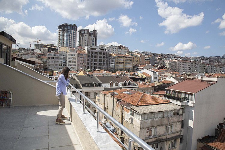 ВНЖ в Турции на основании недвижимости — один из самых доступных вариантов, подходит для тех, кто планирует проживать в стране на основании аренды или покупки недвижимости, и работать удаленно в международных компаниях за пределами Турции