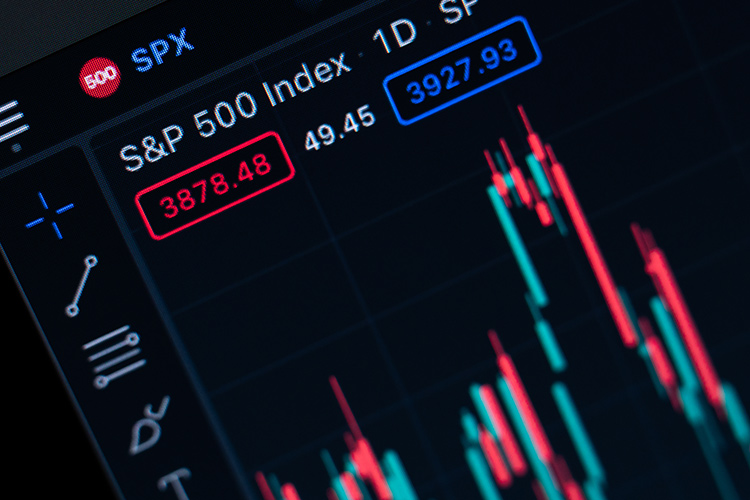 На Западе произошел новый обвал фондового рынка. Ярче других «медвежий» тренд поддержал американский рынок акций: индекс S& P 500 за сутки упал на 3,9%, достигнув самого низкого уровня с марта 2021 года