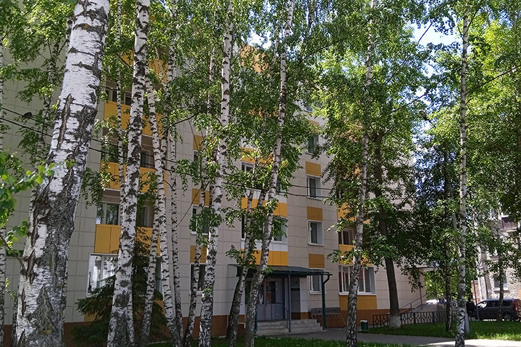 Общежитие на Шамиля Усманова, 25 «А» расположилось почти напротив гимназии № 102 внутри небольшого сквера