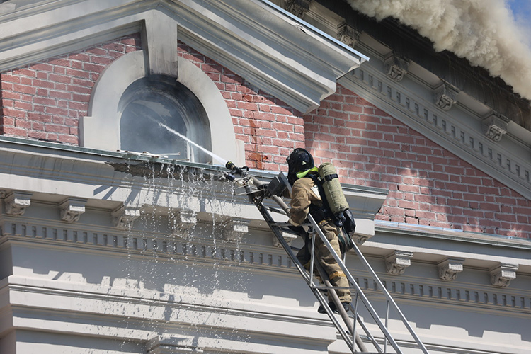 Сегодня около полудня вспыхнула крыша отреставрированного здания арт-резиденции «Созвездия-Йолдызлык»