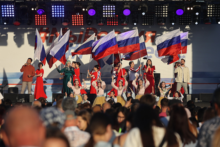 Вчера вечером в Казани продолжали праздновать День России, случившийся еще 12 июня