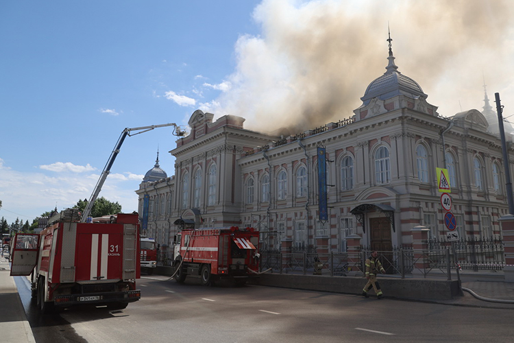 Разбушевавшийся накануне днем пожар уничтожил практически все чердачные помещения в здании арт-резиденции «Созвездие-Йолдызлык»