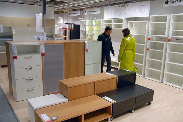 Шведская IKEA накануне днем объявила о своем решении уйти из России. Что будет с остатками товаров на складах, в IKEA уже решили. Их будут продавать онлайн сотрудникам и клиентам