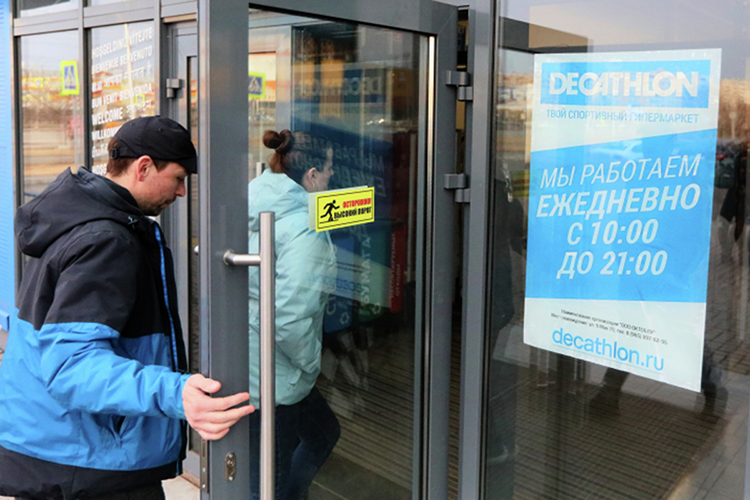 Вслед за шведской IKEA свои магазины в России закрывает французская сеть спорттоваров Decathlon. Магазины в Москве закроются 26 июня