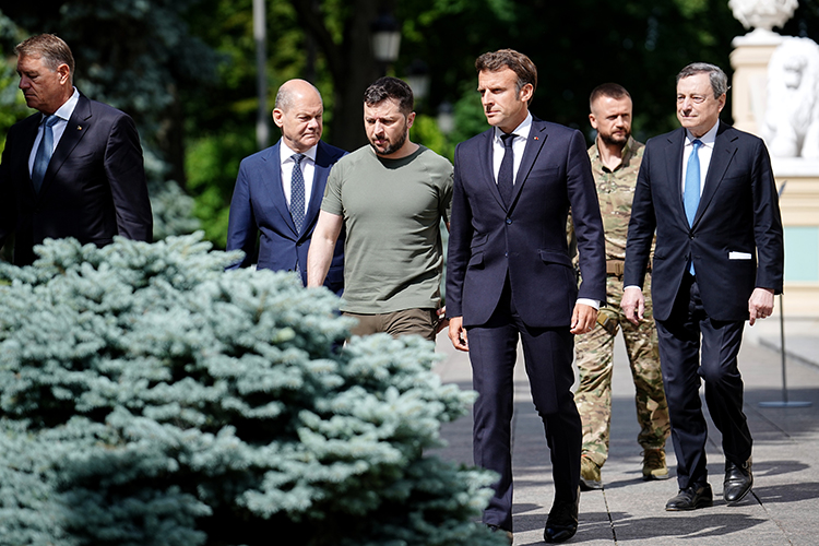 Лидеры Франции, Германии и Италии во время визита в Киев непублично убеждали президента Украины сесть за стол переговоров с Россией