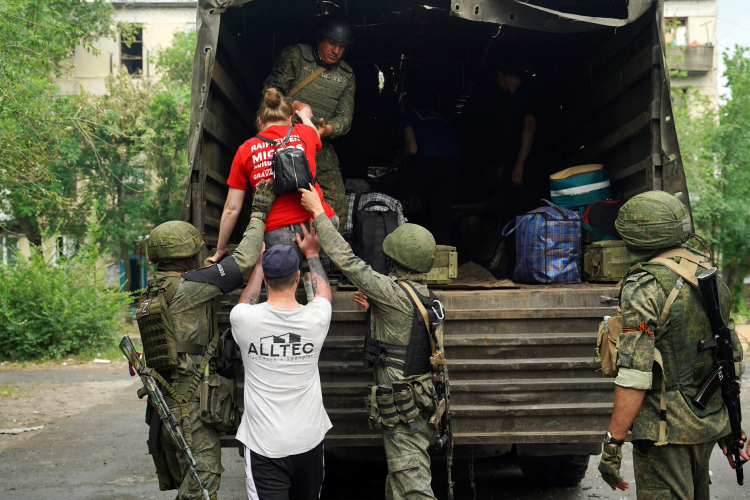 Военнослужащие ЛНР эвакуируют мирных жителей из примыкающих к территории завода «Азот» домов