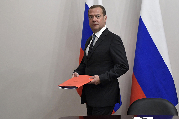 «В стране может понадобиться новое правительство. Медведев, видимо, эту нишу хочет забить»