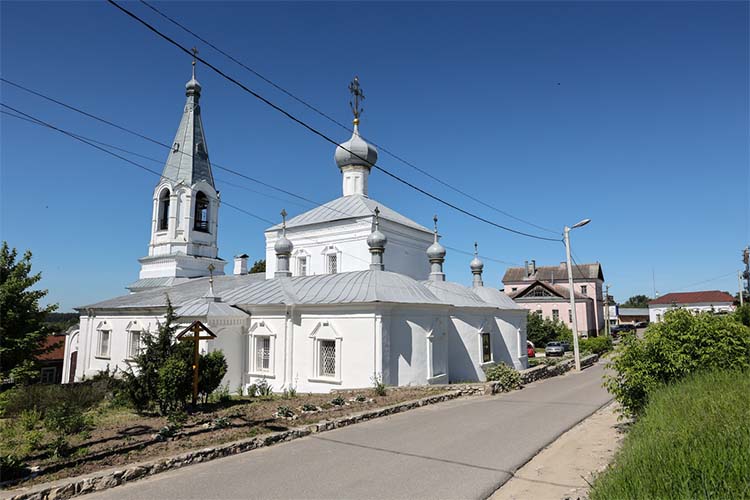 Популярным среди молодоженов является Благовещенский храм XVII века