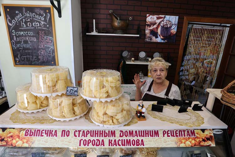 Нина Шумова: «Покупают хорошо! У нас ведь татары живут, берут на поминки пироги, среди местных жителей периписы пользуются популярностью»