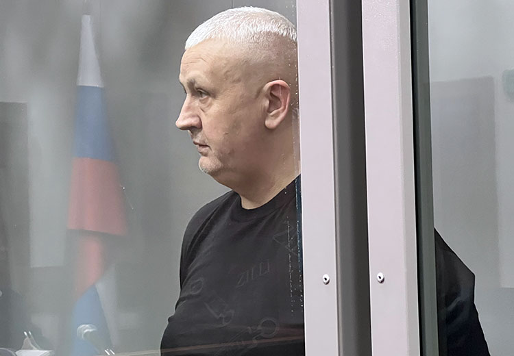 Пожизненно осужденный главарь «курицинской» банды Виктор Курицин и его, как считает следствие, «соратники» прошлых лет появились в суде утром в пятницу
