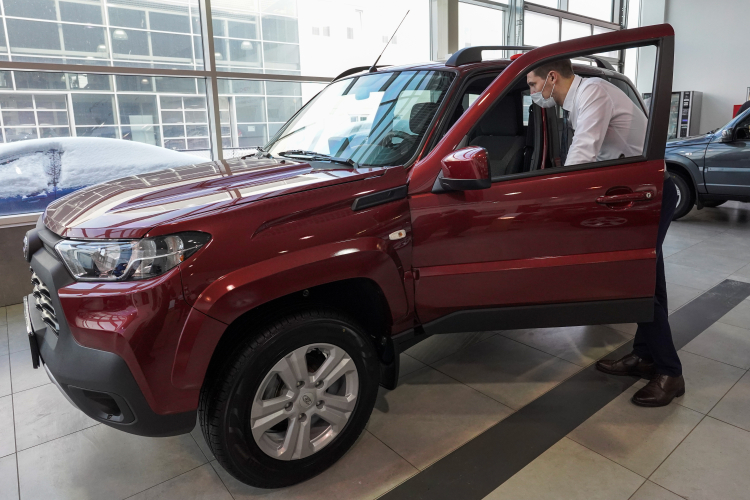 Президент АвтоВАЗа Максим Соколов сообщил о том, что концу лета завод компании в Тольятти будет производить три модели автомобилей. В июле должен возобновиться выпуск Niva Legend, в августе с конвейера сойдет Niva Travel