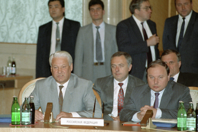 Ельцин был замечательным манипулятором и отлично знал людей. Бурбулис не был политиком в том смысле, что он по своим этическим представлениям не мог обманывать и кидать людей, да еще так грубо и примитивно, как это делал Ельцин
