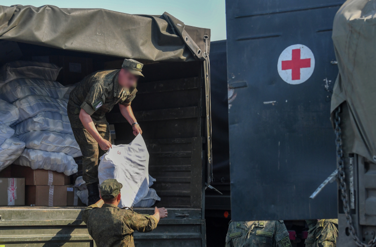 Минобороны РФ сообщило, что российские военнослужащие доставили более 150 тонн гуманитарной помощи мирным жителям освобожденных населенных пунктов Харьковской области