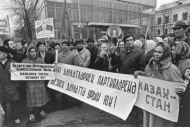 На волне популярности ТОЦ* весной 1990 года Мулюков, Байрамова и еще ряд активистов национального движения стали депутатами республиканского парламента, так что их активность далеко не ограничивалась митингами