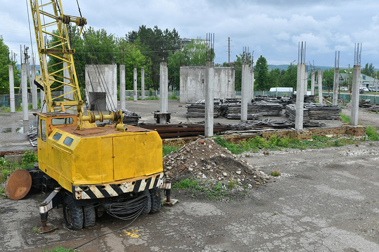 Салахов в отчаянии, сейчас на участке незавершенного строительства СТЦ залит единый монолитный фундамент, лежит арматура, анкерные швеллера, забито 386 свай и стоит кран