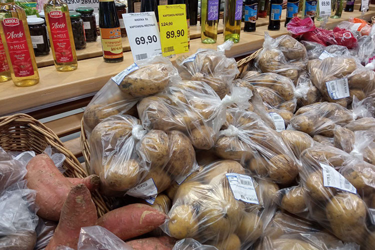 После некоторого снижения в марте, цены на картофель вновь рванули вверх. Сейчас килограмм картошки в сети Муслимы Латыповой стоит 69,9 рубля