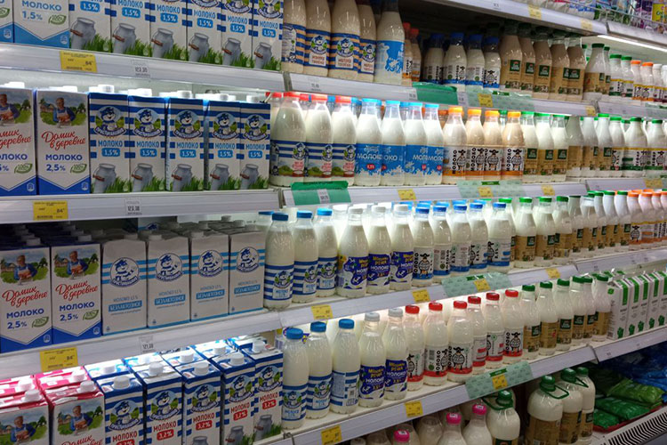 Безбожно дорожает «молочка». Так, литр молока 3,2% жирности в «Бахетле» поднялся за год на 40,4%, самый доступный вариант обойдется в 84,1 рубля.