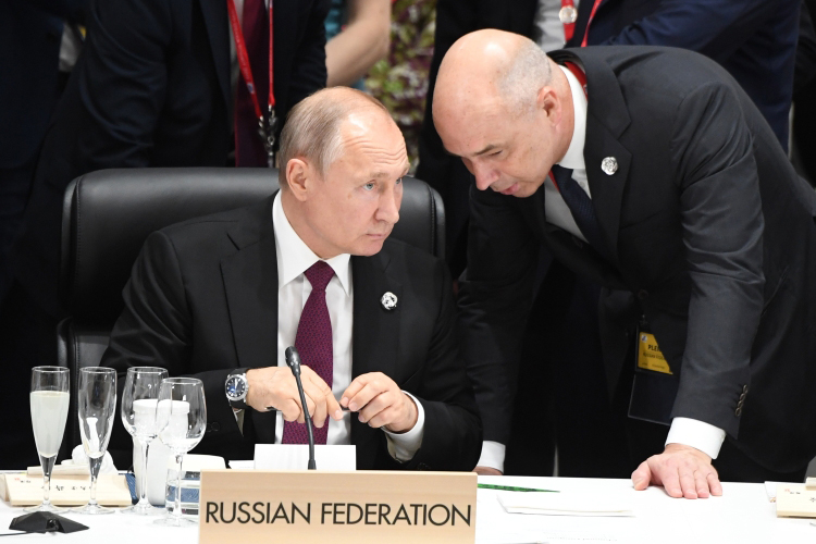 Владимир Путин подписал указ, который предусматривает, что обязательства страны по еврооблигациям исполнены, если выплаты произведены в рублях. Такой порядок с изменением валюты не является признаком дефолта, объяснял Антон Силуанов (справа)