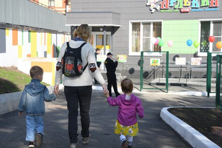 На сегодняшний день в столице РТ работает 325 детских садов, которые посещают 31 771 детей-татар (15 555 детей получают воспитание на татарском языке)