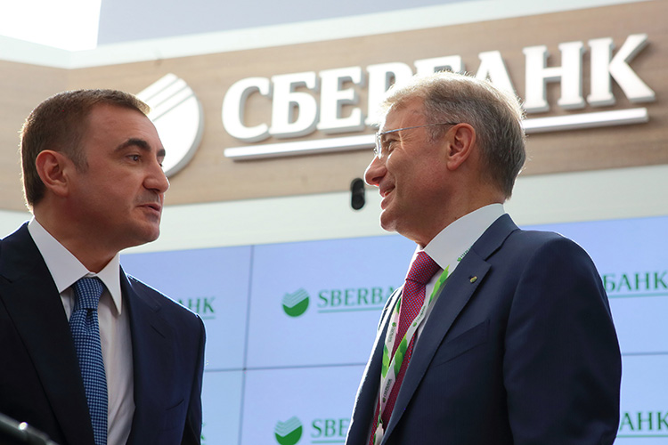 Как и «Газпром», Сбербанк сегодня объявил о том, что выплаты дивидендов не будет. Но в отличие от топливного гиганта, банк не вводил акционеров в заблуждение